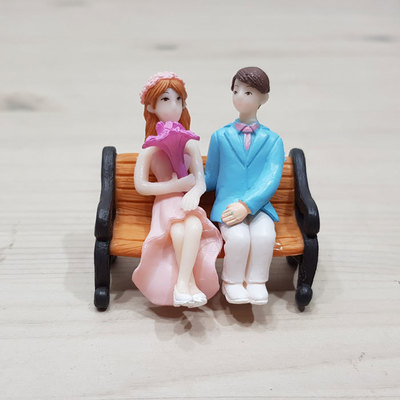 33. 벤치에 앉은 신랑신부